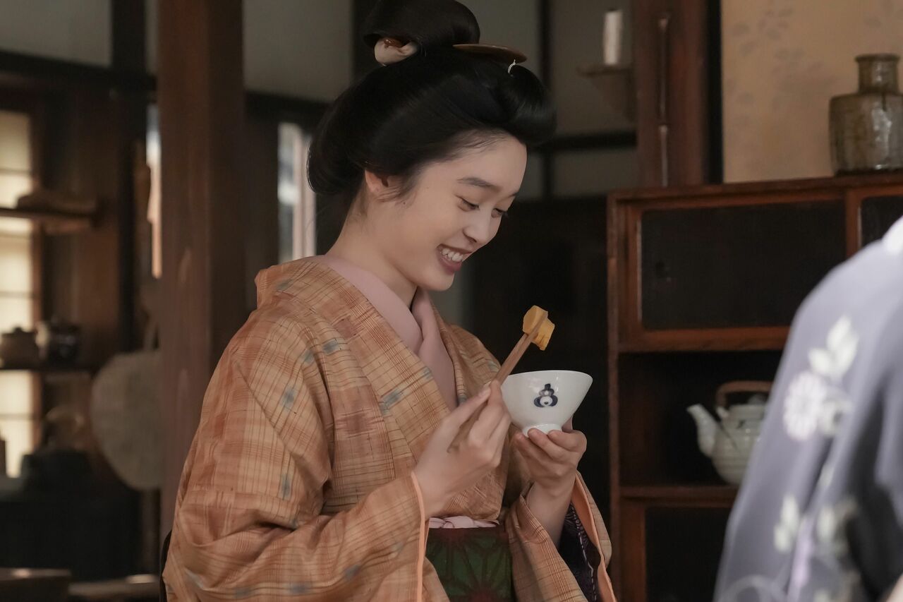 タエが切った「つながったたくわん」を嬉しそうに食べるトキ（髙石あかり）　（C）NHK