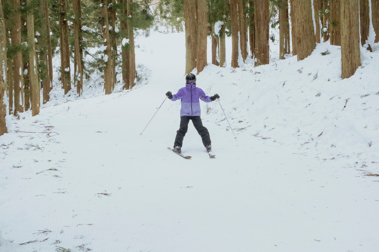 標高1,075m～660m、最長滑走距離5,000mの林間コース。道幅が少し狭い林間コースも見事に滑り切った。