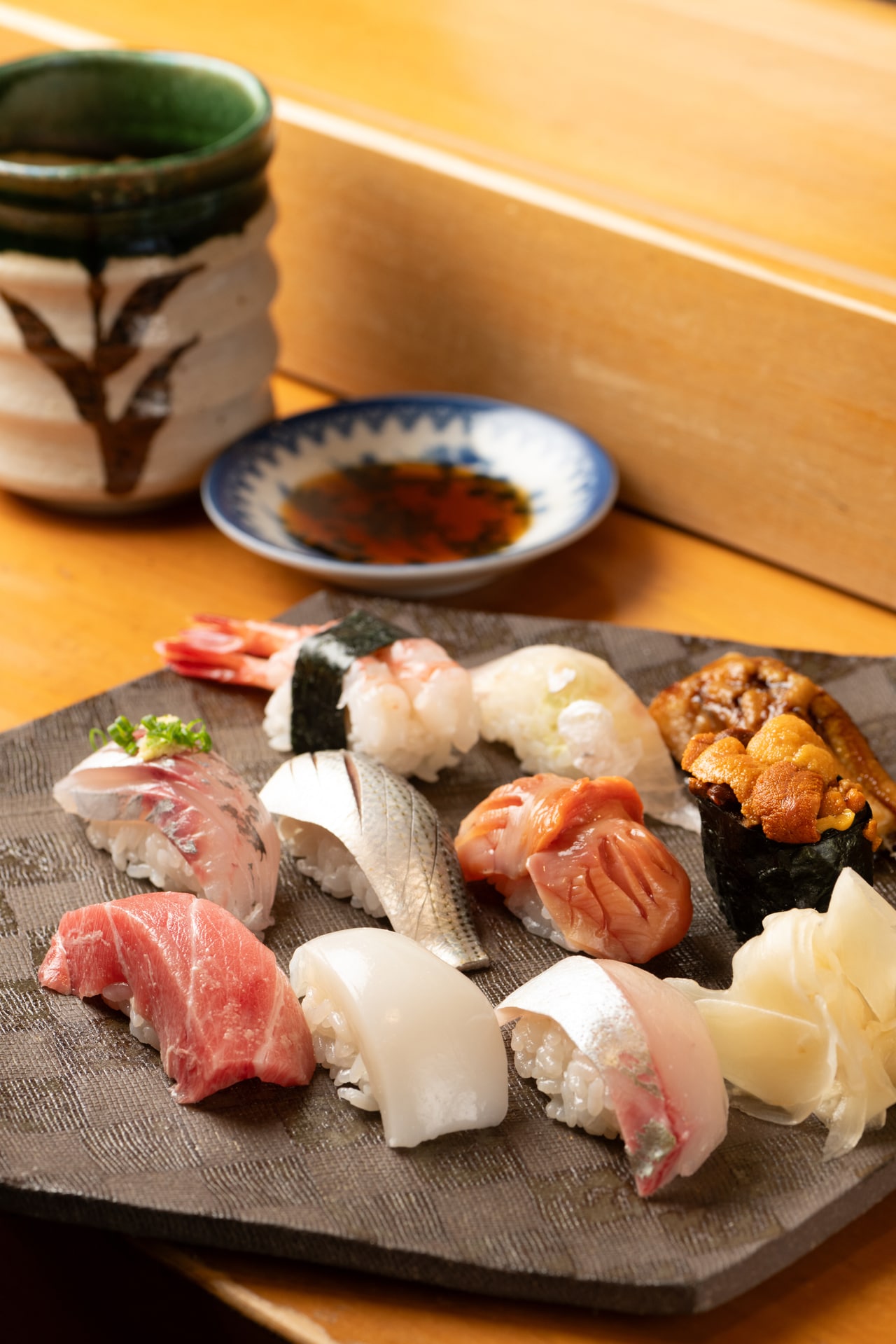 横浜の市場から仕入れた、旬の魚のみを提供。手頃な値段で上質な鮨を味わえる（鮨はすべて時価）。　撮影＝深野未季