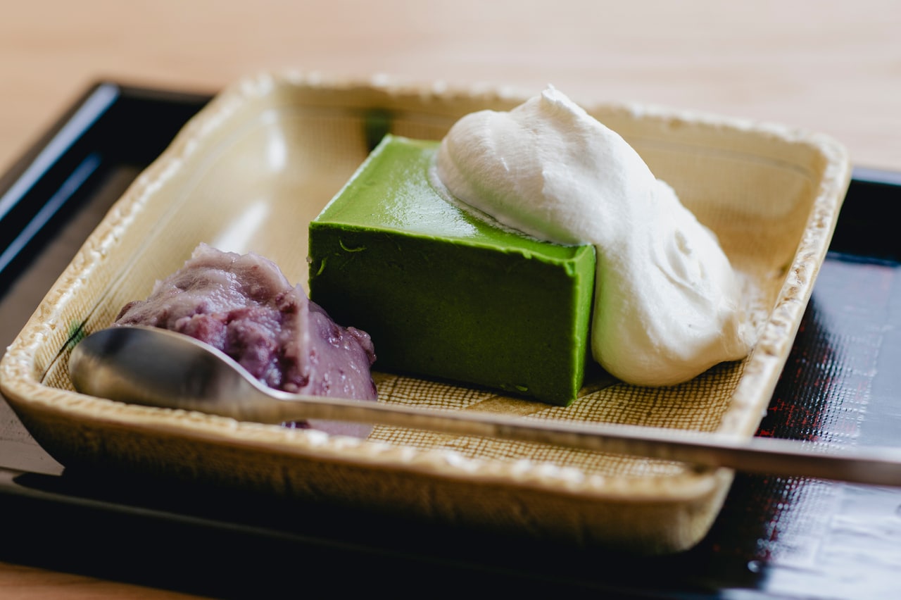 看板のひとつ、抹茶ババロア。