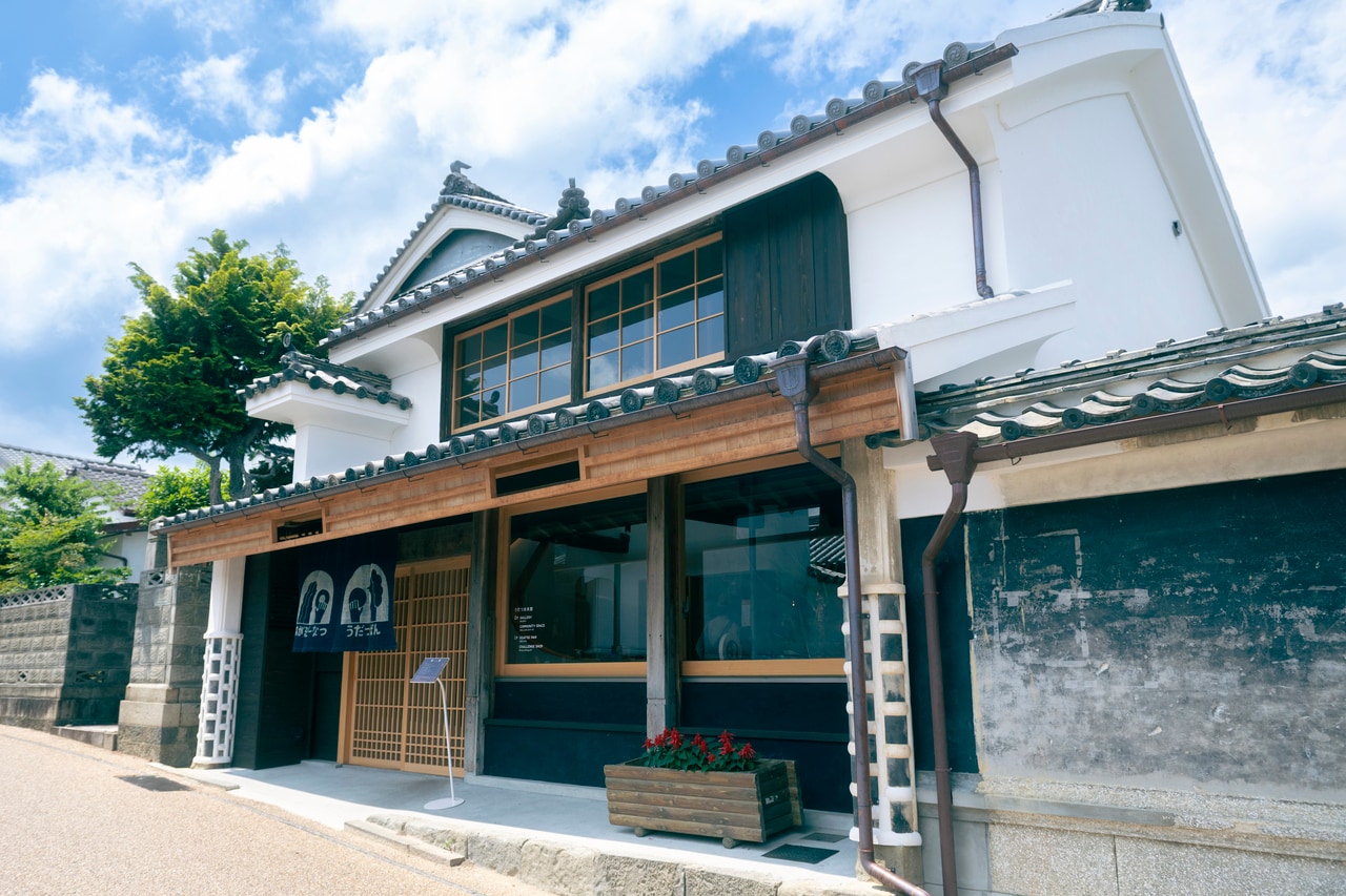 明治25年の建物を改修していることもあり、外観はモダンとレトロが融合するムード。2階にはカフェスペースを構えます。