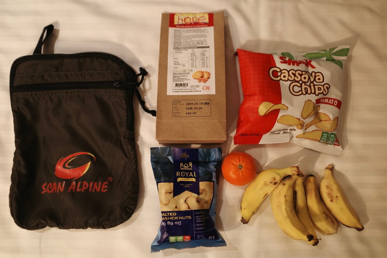 前日に買っておいたお菓子と果物。ちなみにポーチは、スリランカのアウトドアブランド「SCAN ALPAINE」のもの。