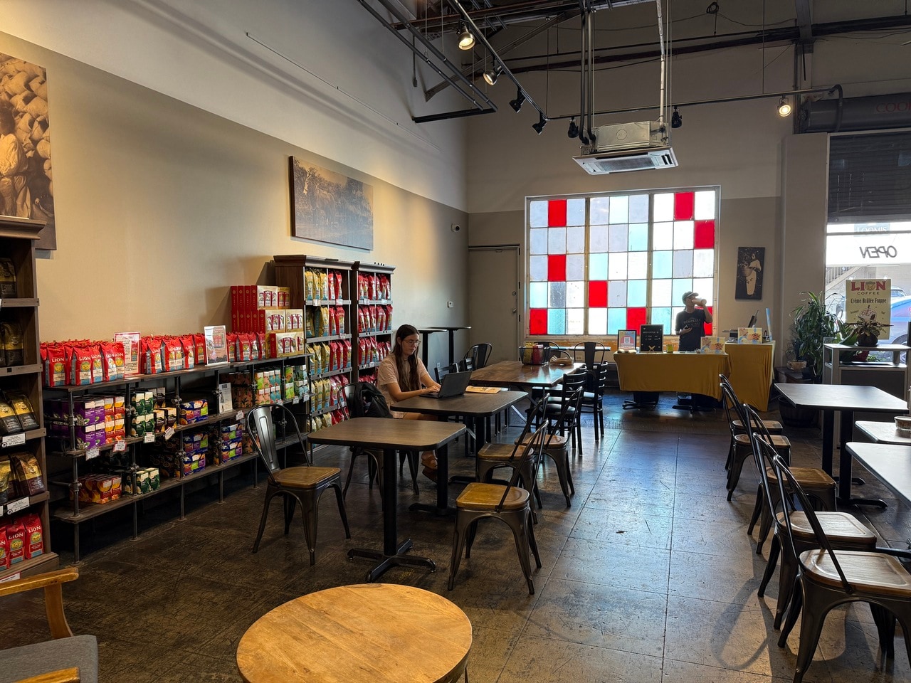 広々としたカフェでは、長くくつろぐ地元の人も見かけます。
