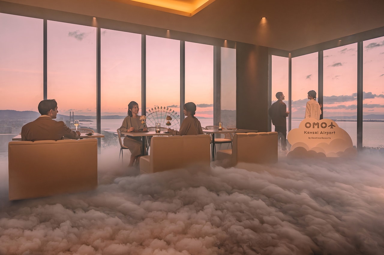 雲の上にいるかのような幻想的な空間からは、大阪の街の夜景を望むことができる。