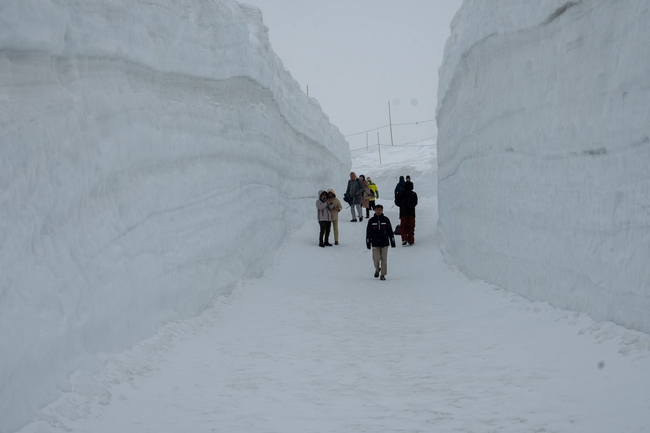 たまたまかもしれないけれど、空いていた「雪の回廊」。じっくり雪の壁を満喫できました。