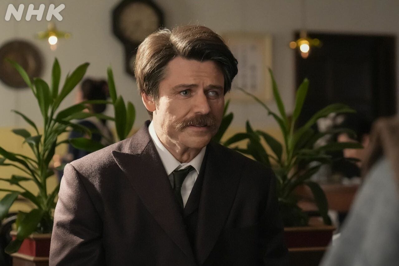 自身の老いと時代の変化を感じるヘブン（トミー・バストウ）。「ばけばけ」公式Xより