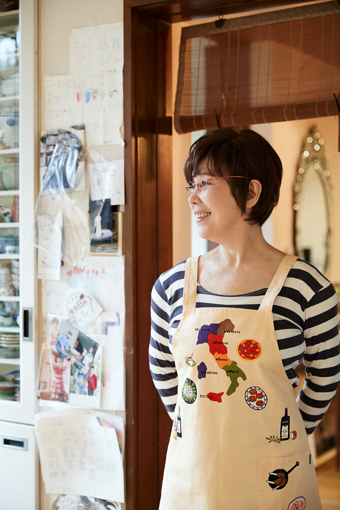 自宅のキッチンにて／撮影 邑口京一郎