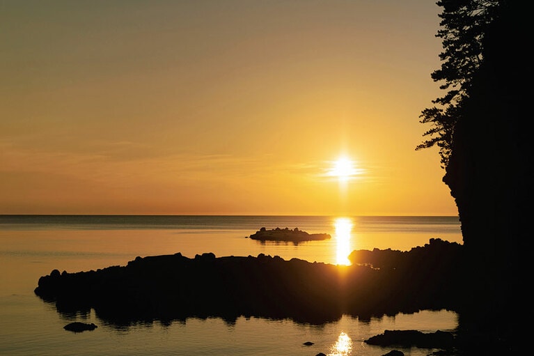 夕日が美しいことでも有名な巌門の海辺。志賀町の海岸線には様々な形の奇岩があり、車で巡ってみるのも楽しい。
