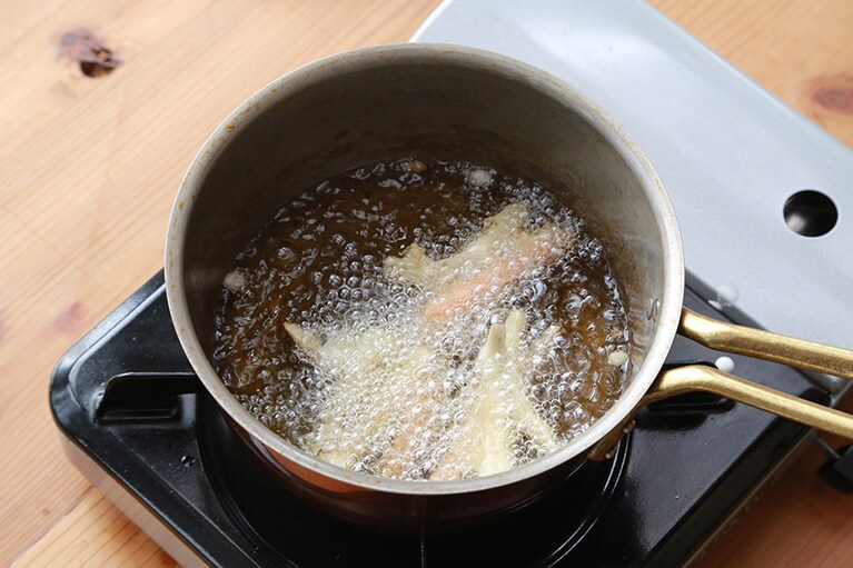鍋いっぱいに揚げるものを入れずに鍋の表面積の半分を目安に入れるようにします。また油の中で衣が散るので、小まめに取り除くこと。