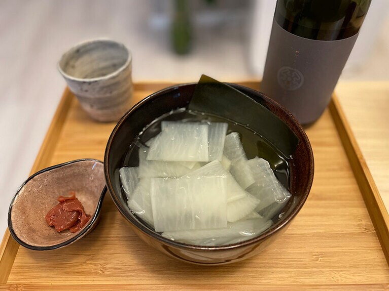 翌日の朝：スッキリ大根(お出汁で煮た大根に、梅干しを添えたもの)