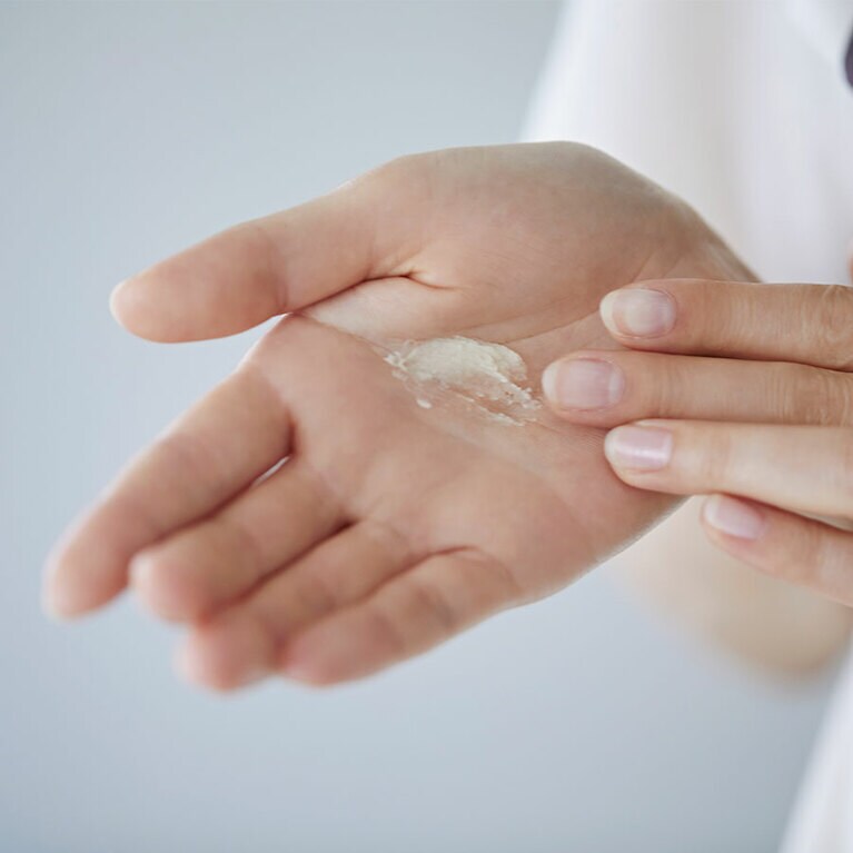 【オイル＆バームのダブル使いスタイリング STEP④】バームはパール1粒大を目安に、好みで量を加減。手のひらと指の間に均一に広げる。