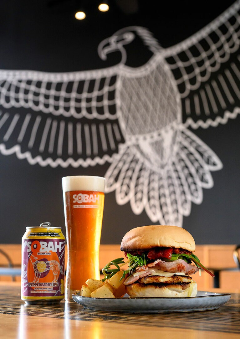 “クロコダイルバーガー” 22ドル、“ペッパーベリーIPA” 7ドル。