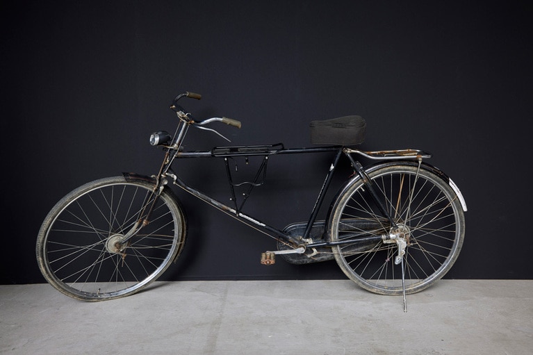 年季の入った自転車はどこからみつけてきたのでしょうか。(C)CultureDepot. (C)STUDIO DRAGON CORP