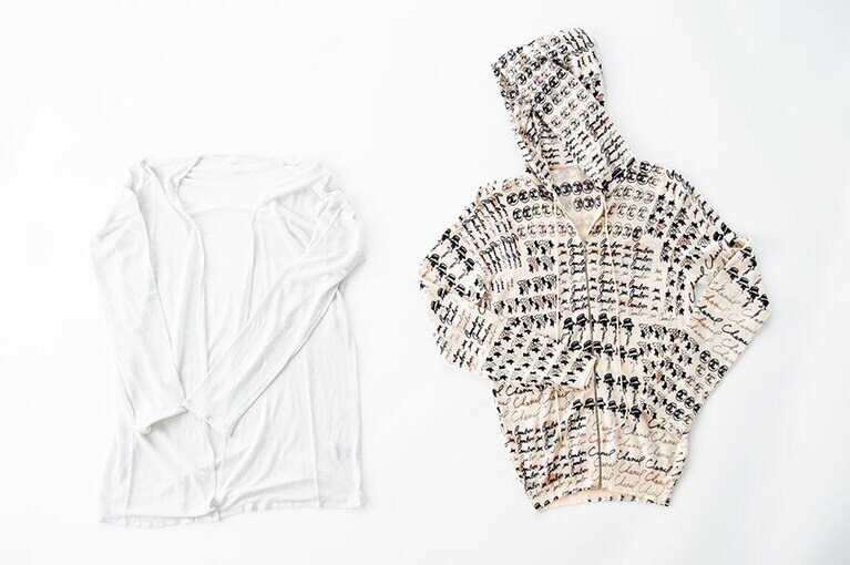 左から、マジェスティック フィラチュールのリネンカーディガン、シャネルのジップアップパーカー。