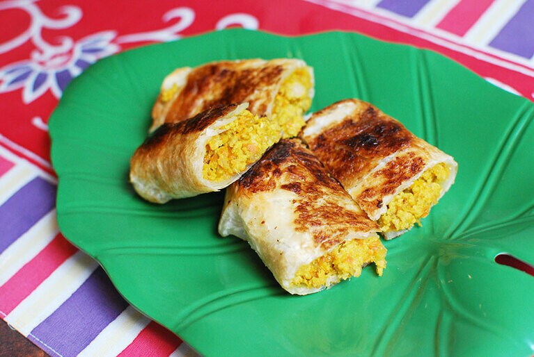 「ムルタバ」500円。パイにた生地にカレー味のひき肉を挟んだおやつ。