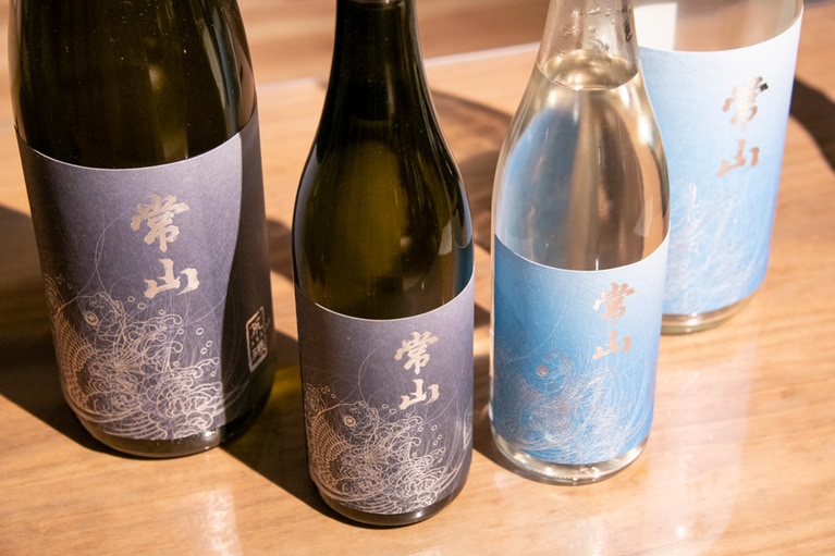 左から、日本海の荒波のように微炭酸が弾ける冬季限定「純米大吟醸 荒磯」、毎年6月中旬に発売される「純米吟醸 玄達」。