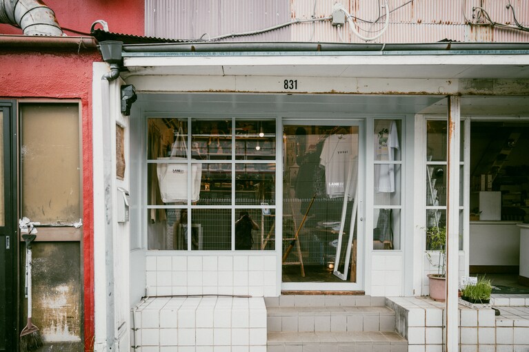 入り口にさりげなく記された「831（ヤサイ）」が目印。