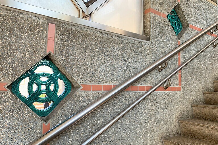 階段手すりの横にも、陶器で作られたモチーフがあります。