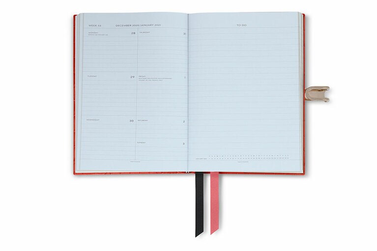 1週間スケジュールの横にTo Doリストが付いたタイプ。2021年 Mara Soho ポケット付きダイアリー 40,000円(W14×H19cm)。