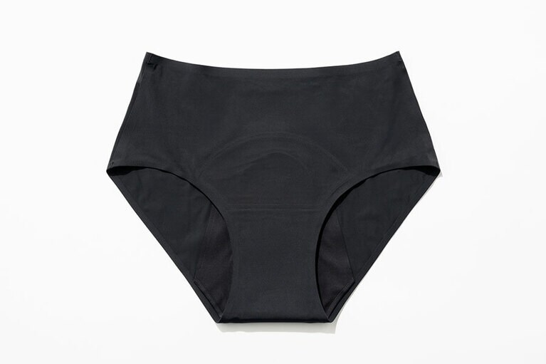 エアリズム吸水サニタリーショーツ（スタンダード・ジャストウエスト）1,990円。