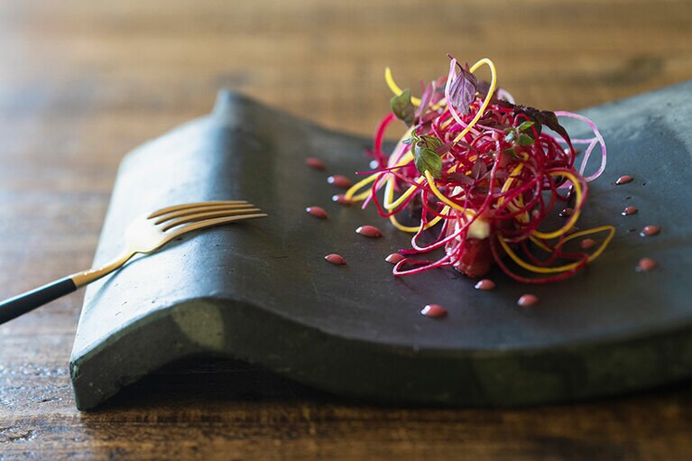 燻製をかけた鱒に3種類のビーツを纏わせ、八ヶ岳育ちの山羊のクリームチーズをのせて、鱒子を散らしたシグネチャーディッシュ“トモダチ”。