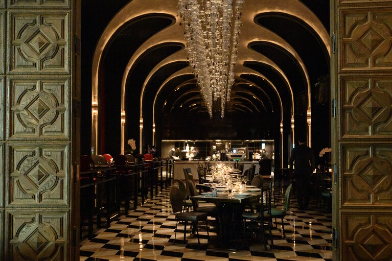 黄金のアーチに煌めくシャンデリア、クラシカルなタイルフロア。すべてが美しく計算された「SERASÉ（セラセ）」の店内は、入り口に立った瞬間から高揚感を誘います。