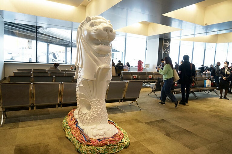 搭乗待合室の入口で、マーライオンがお出迎えしてくれた。