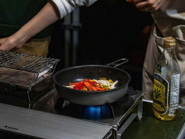 塩を加えることで野菜の水分が抜け、ぐっと甘みが増します。