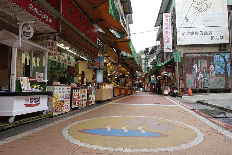 タイヤル民族資料館の前にある温泉マークはフォトスポット。