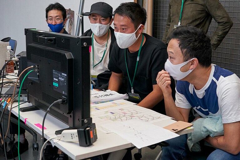 モニターをチェックする猿之助さん。