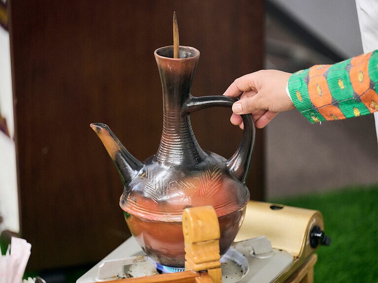 現地では「ジャバナ」と呼ばれる素焼きのポット。