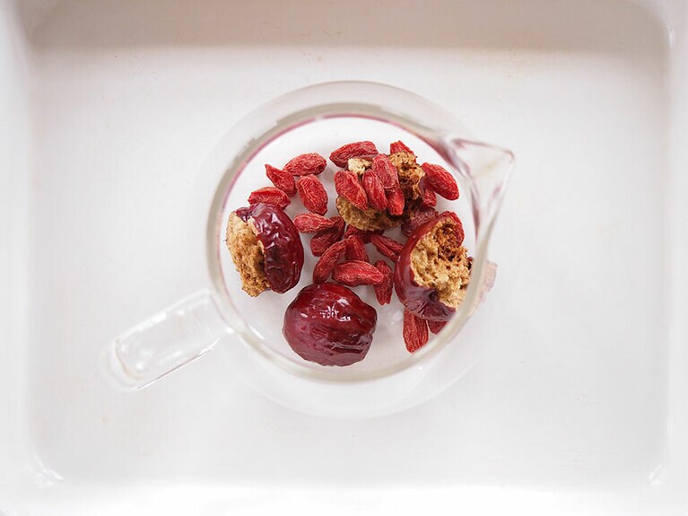 なつめは手で裂いて半分に。クコの実と共にポットに入れ、水を注ぐ。