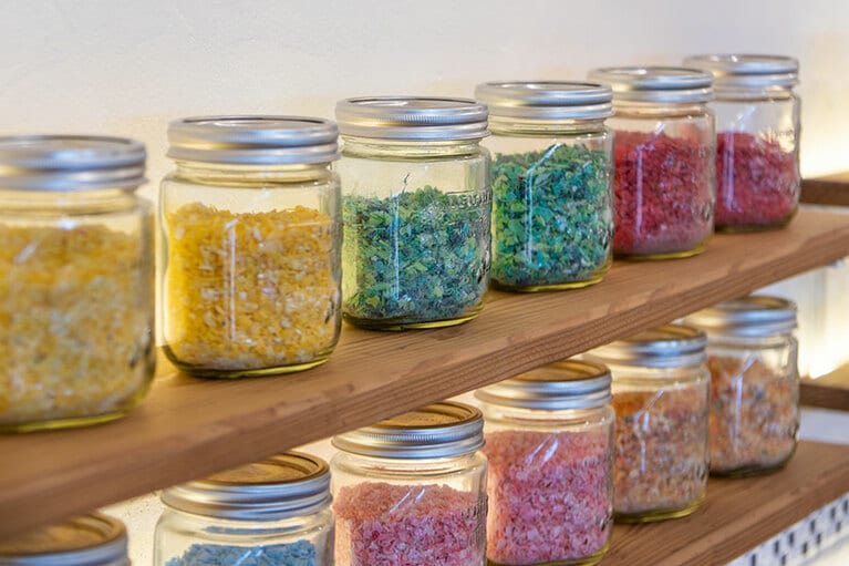 色別に瓶詰めされたプラスチックがずらり。