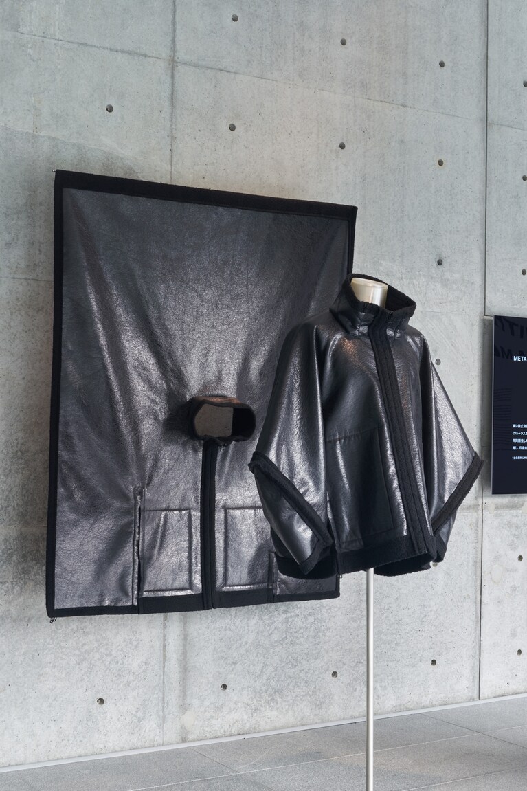 部分植物由来の素材を使用したウルトラスエード®に、箔をプリントしたコート。ツヤの出方やナチュラルなシワにこだわった。© ISSEY MIYAKE INC. Photo:Masaya Yoshimura(Copist)