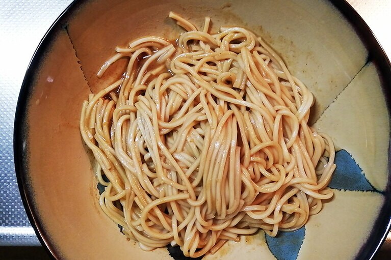 麺とタレを混ぜたところ。もうこの状態を見たときに、「これ美味しいわ」と確信を持ちました。