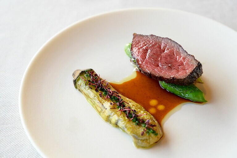 行体験を終えた後のご褒美は発酵フレンチ。30日間ドライエイジングした近江牛のステーキ。霜降りのように柔らかな食感。