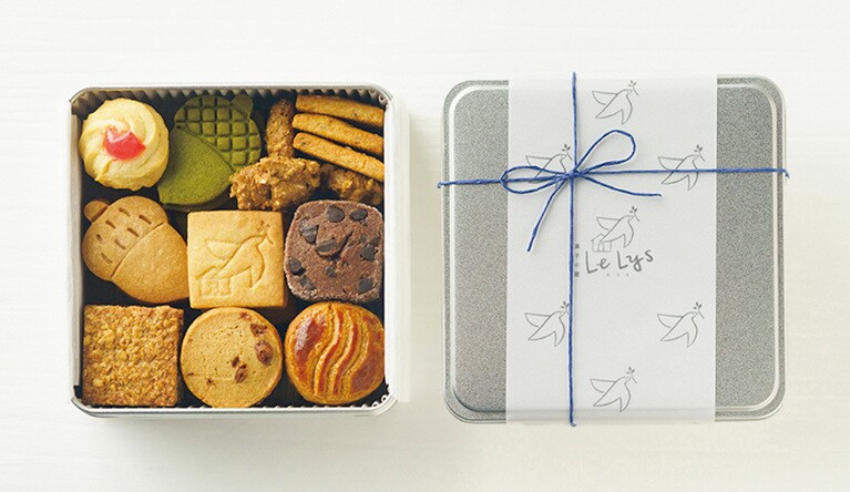 昨年オープンした京都の焼き菓子店。シンプルな素材とスパイスやハーブを生かしたクッキーが季節ごとの味とデザインで届く。「Le Lysのクッキー缶 秋」38枚入り 2,700円／菓子小屋 Le Lys