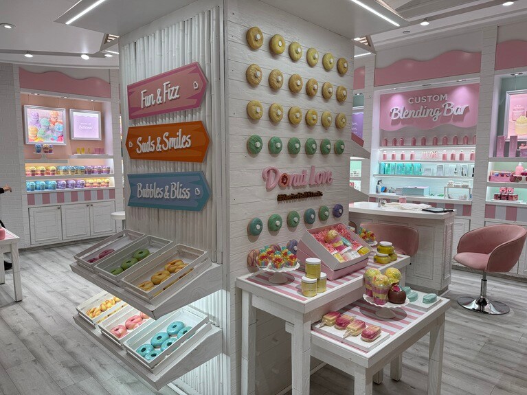 ディスプレイされているドーナツもすべてソープ。店内にいい香りが漂うわけだ。