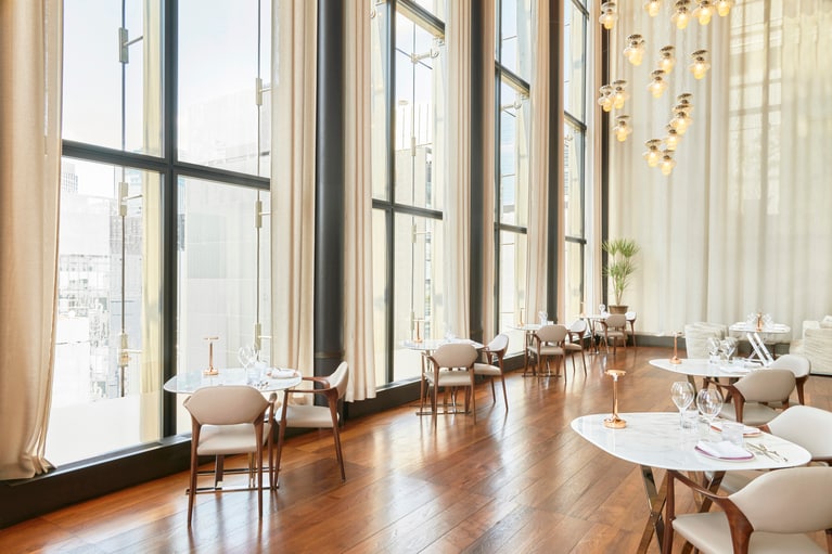 目に優しく、優雅なオフホワイトを基調に。