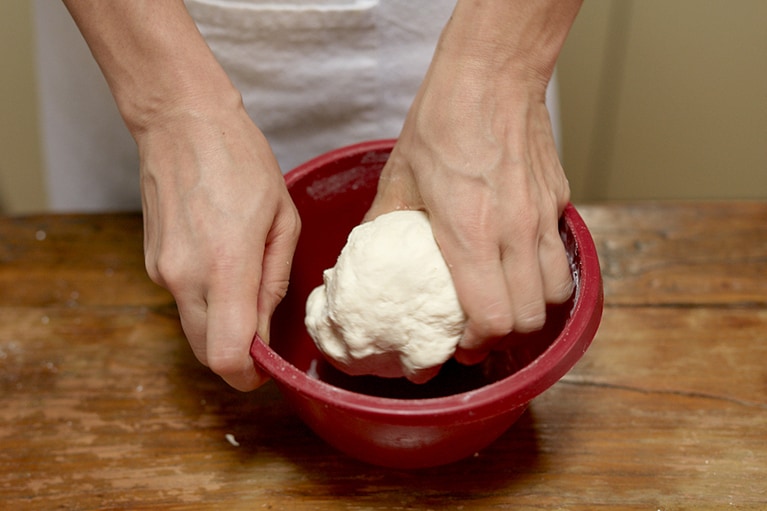 再度こねて5分ほど寝かせ、計3回繰り返す。