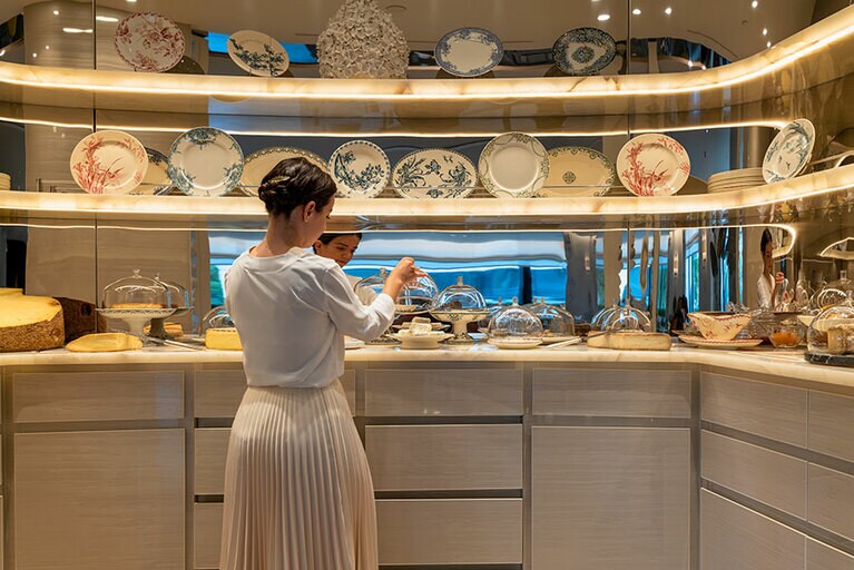 レストランはもちろん、ホテルのスタッフが纏うのは、「パトゥ」のデザイナー、ギョーム・アンリ氏が手がけた、軽やかかつエレガントな制服。