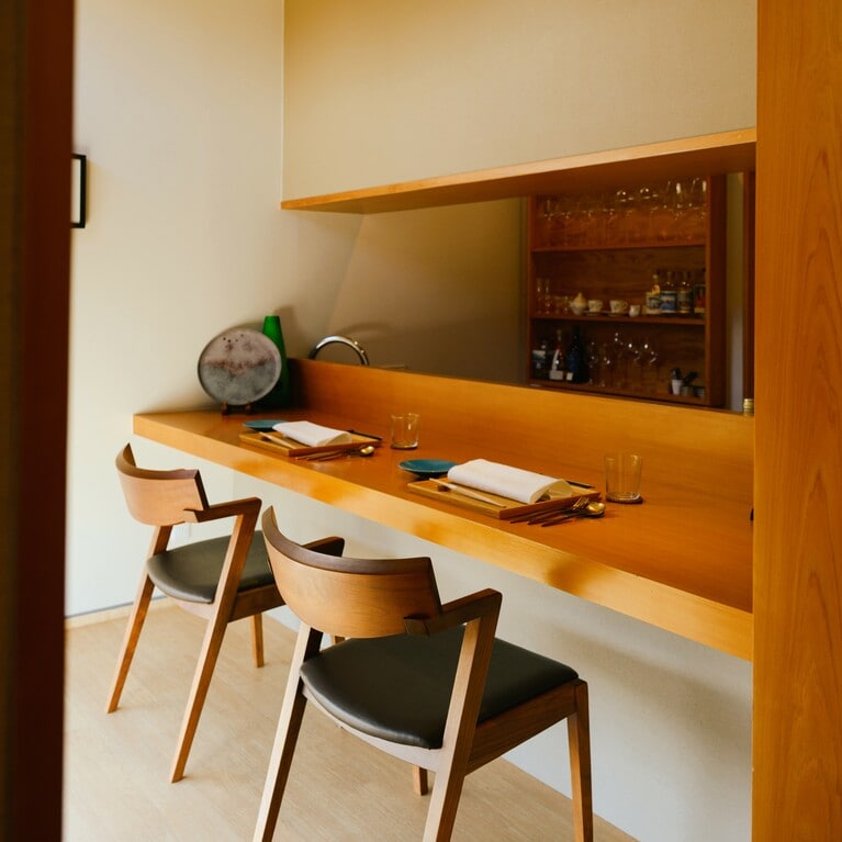 店内にはテーブル席とカウンター席がひとつずつ。