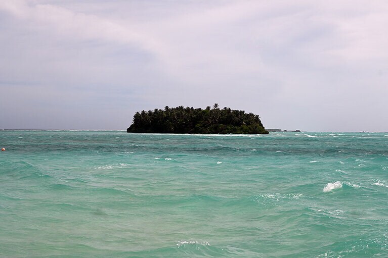 水上ヴィラ群の沖に浮かぶラバドゥ島。