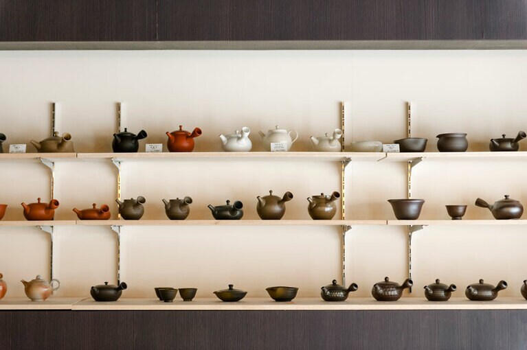 【青鶴茶舗 谷中店】店内には萬古焼や常滑焼など、各地の急須や茶器がずらり。