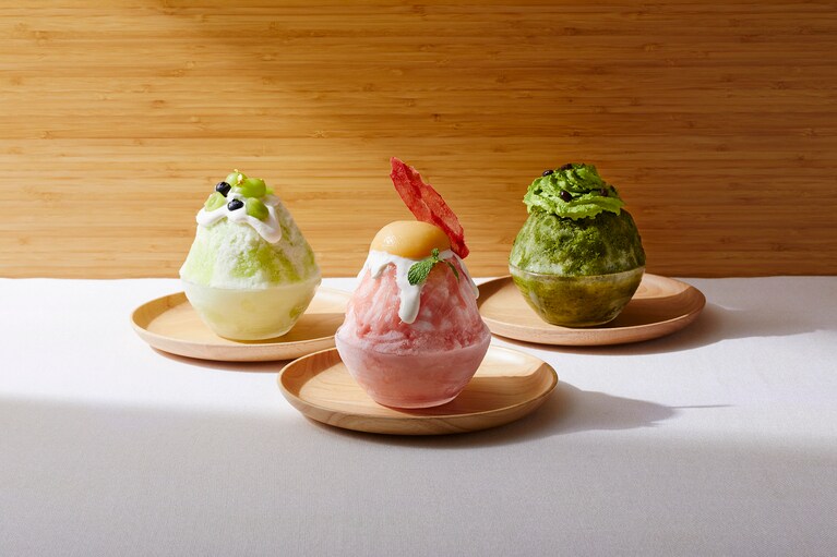 「氷菓 極～パティシエが贈る贅沢かき氷～」シャインマスカット（左）、白桃（中央）、抹茶宇治金時（右）各2,400円。提供期間：2025年7月1日～8月31日　提供時間：13:30～16:30