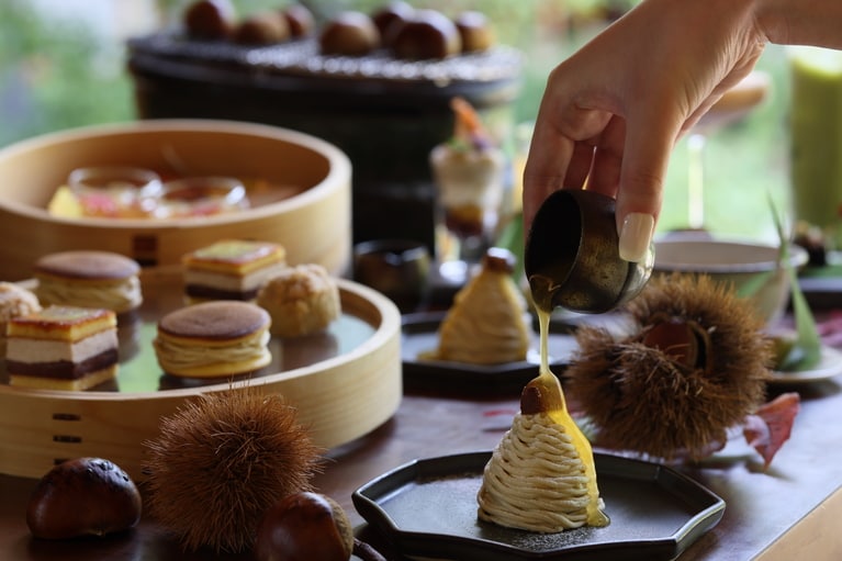 シェフ特製ソースで味わいの変化を楽しめる「京丹波栗のモンブラン」など。