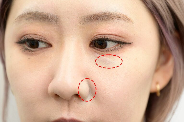 【STEP2】ブラシで小鼻の横など赤みが気になるところにのせてカバー。撮影時は花粉症で赤くなっていた目の下にも使用。