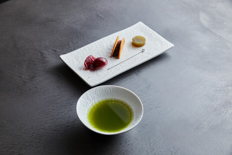 和多屋別荘［佐賀／嬉野温泉］BOOKS&TEA 三服 副島園本店茶寮カウンター。