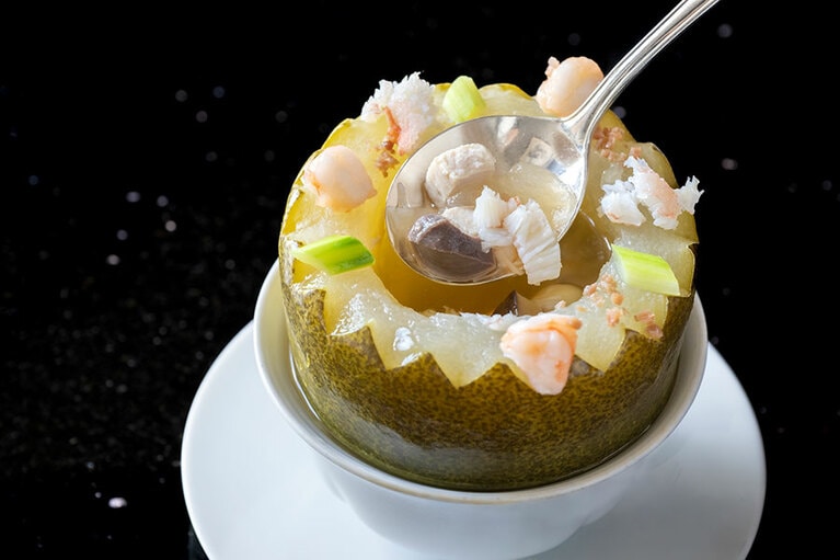 「冬瓜の壷蒸しスープ」4,800円（サービス料込）。7月中旬～。