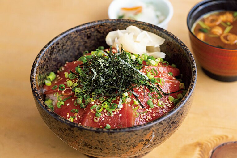 漬けまぐろとかき揚げの重ね丼 1,200円。